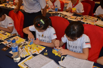 圖片：小學(xué)生們認(rèn)真地用拼圖工具拼圖 