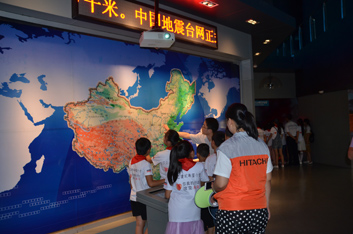 圖片：小學(xué)生們被神奇的地球地貌深深吸引