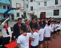 圖片：小學生們認真地用拼圖工具拼圖 