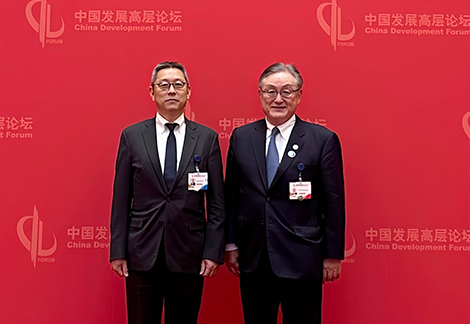 日立 取締役會長 代表執行役 東原敏昭(右)日立 執行役常務 中國總代表 明田篤彌(左)